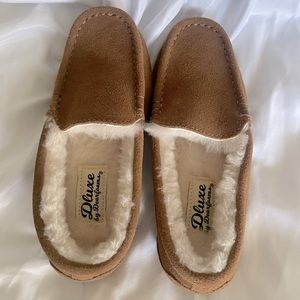 Deluxe DEARFOAMS  never worn Moccasin Slipper